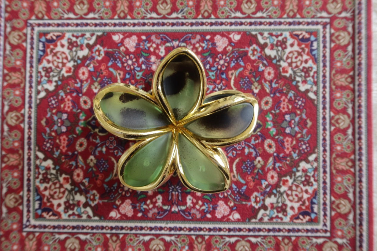 Pince à fleur léopard verte